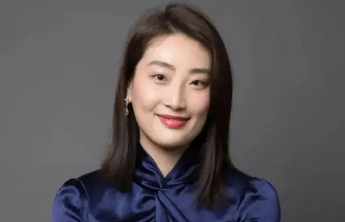宗馥莉正式接手娃哈哈实业公司，接替父亲任董事长