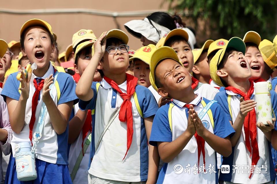 无人机天上跳芭蕾，齐鲁晚报无人机科普秀走进济南育秀中学小学部