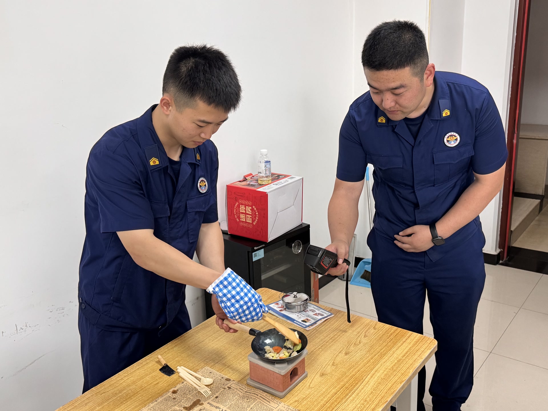 儿童厨具真火真炒菜，消防实测为您揭开安全隐患——