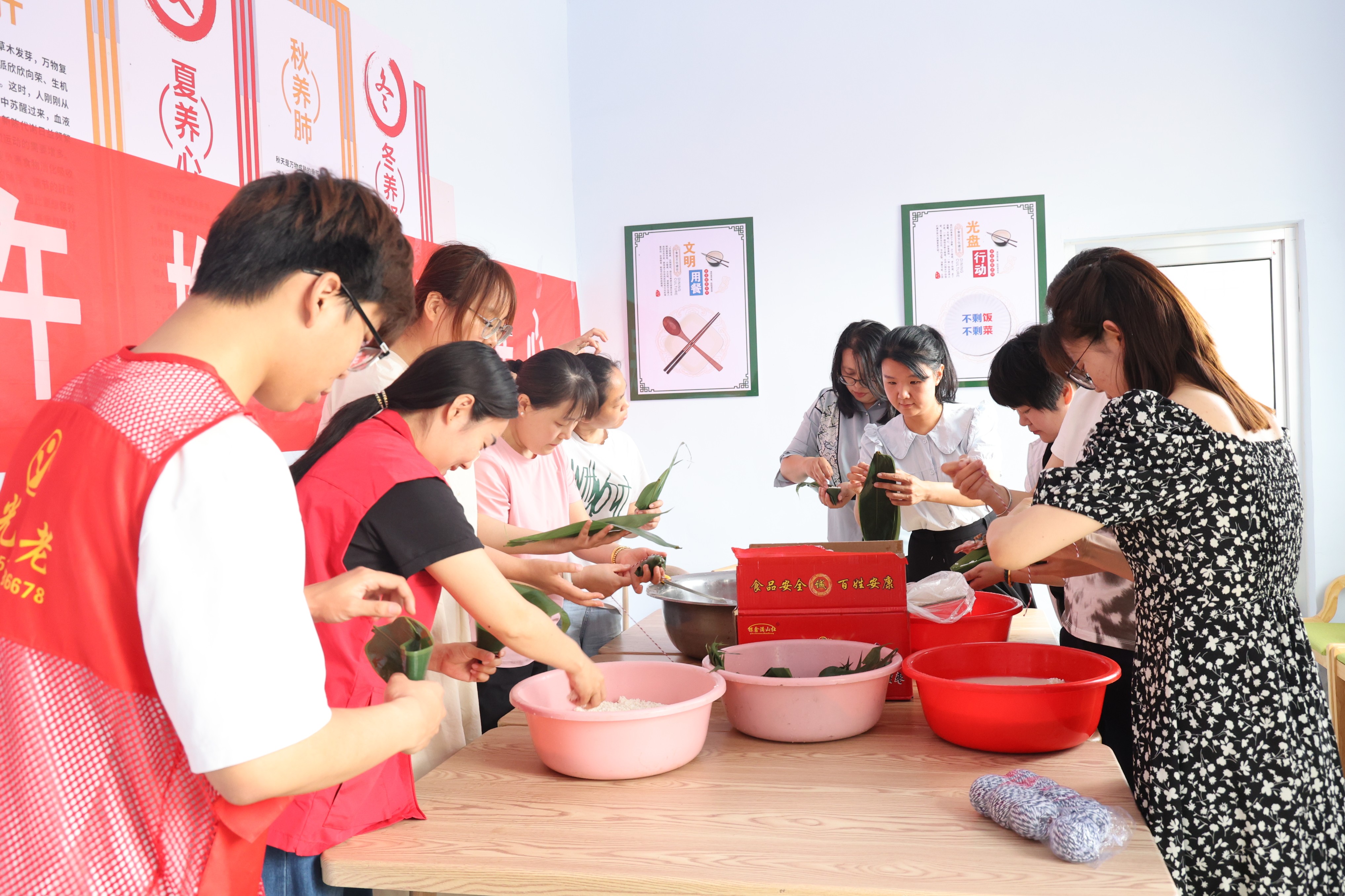 平邑县民政局开展“佳节粽飘香·民政伴爱行”主题活动