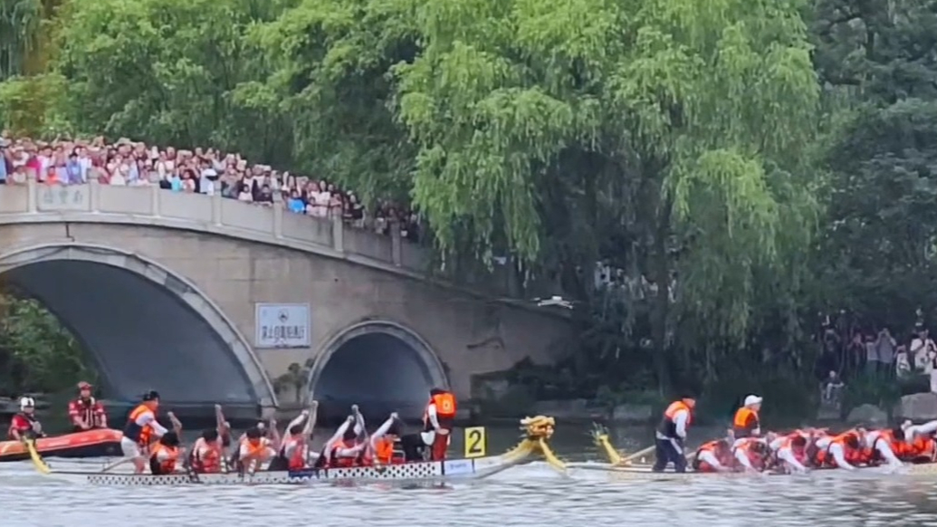 情报站|热闹！端午济南大明湖上赛龙舟，选手神采奕奕劈波斩浪