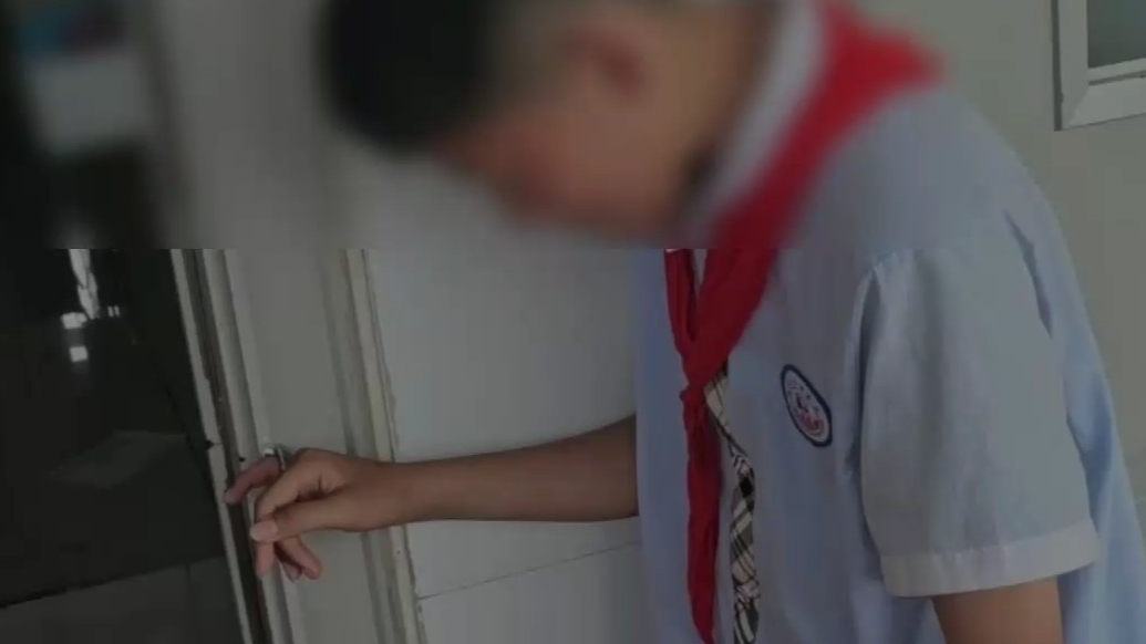 果然视频|男孩不慎手卡门锁鼻，消防员到场十分钟化解