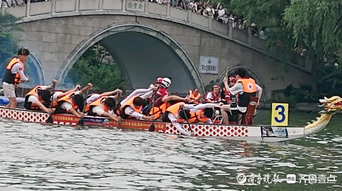 果然视频｜泉水之上赛龙舟，济南大明湖龙舟赛已举办24届