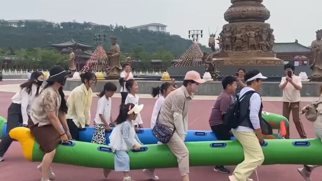 果然视频|龙口旱地龙舟赛开赛！小朋友鞋跑丢仍坚持完赛获赞