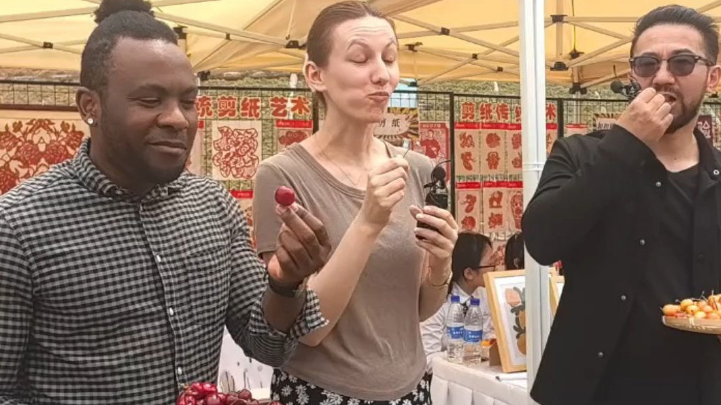 果然视频︱外国友人点赞烟台大樱桃节，直呼“樱桃好甜啊”