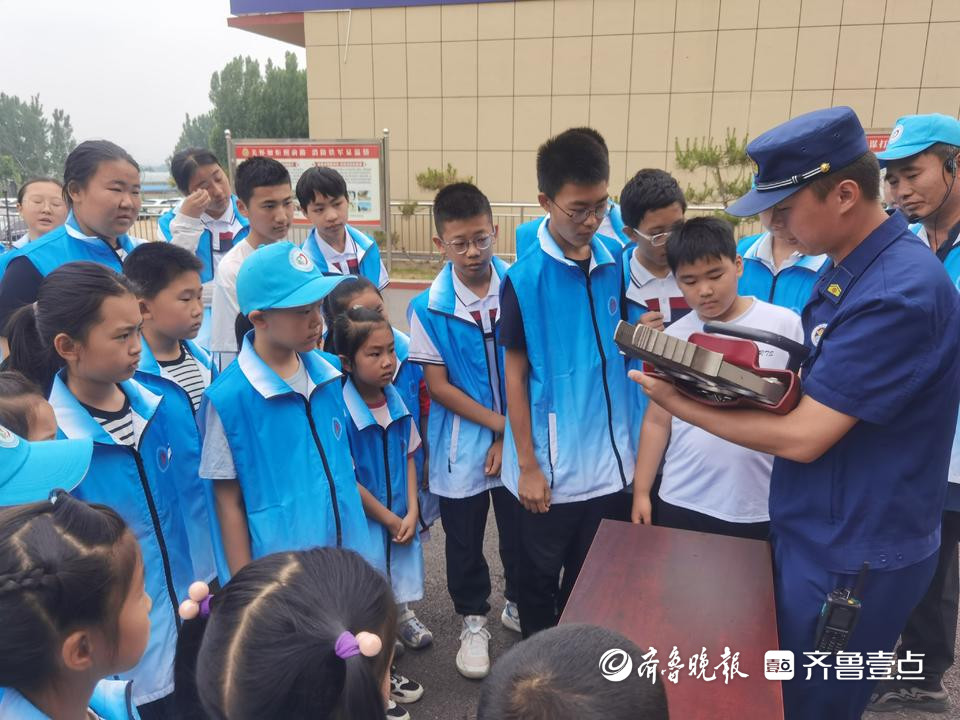 一起包粽子，志愿者走进消防中队学习消防知识
