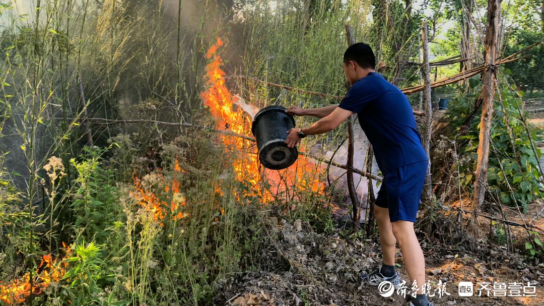 铁锨水桶齐上阵！路遇火情，青岛港两消防员就地取材紧急扑救