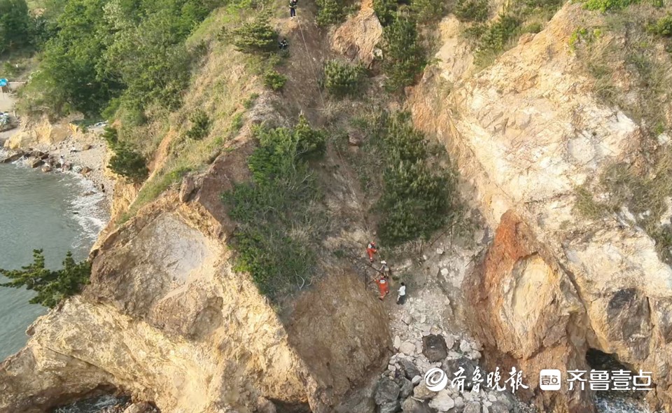 玩得太入迷不知已涨潮，2名游客被困石老人网红洞