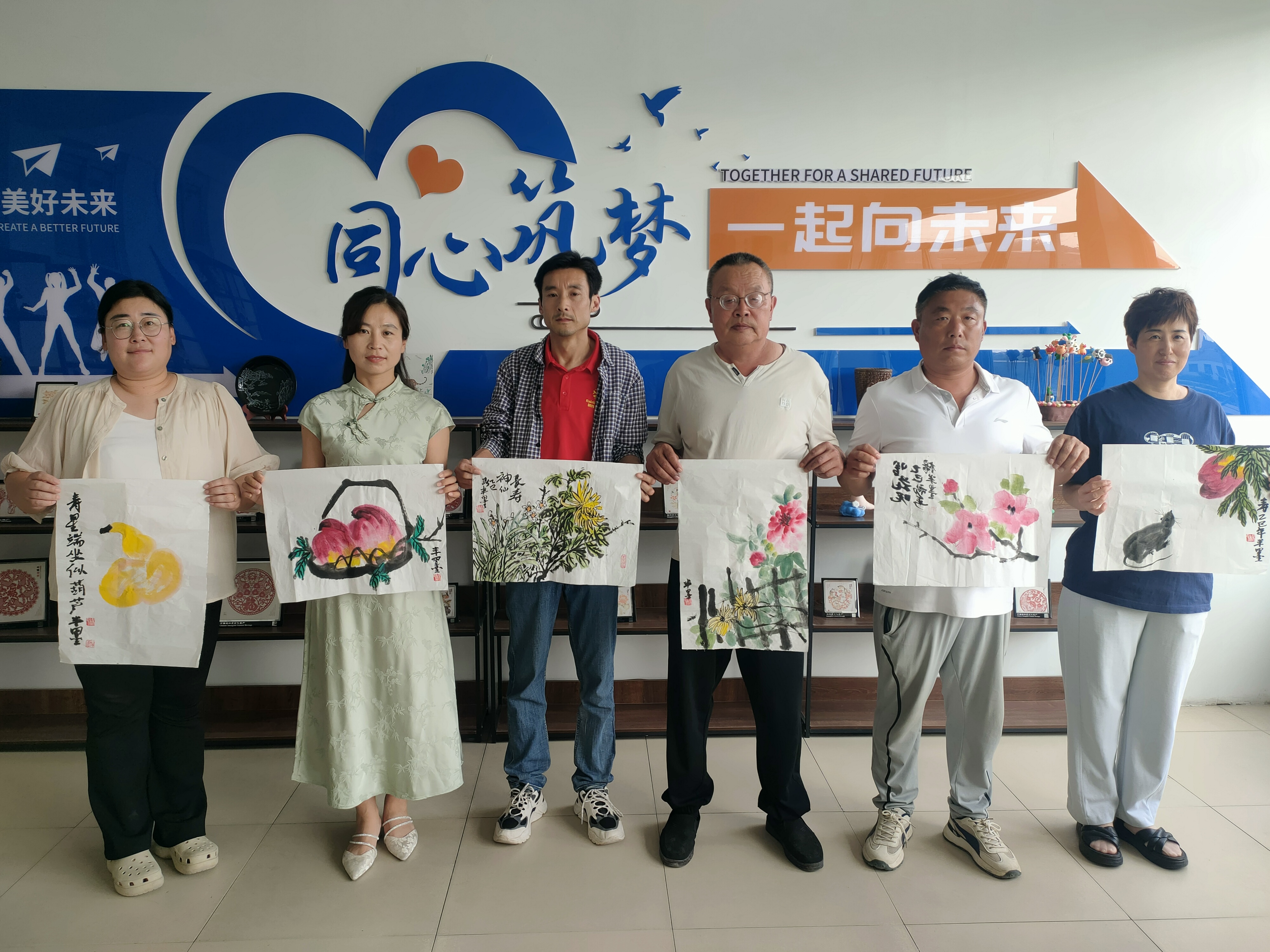 色彩里的谢意：残疾人画家捐画传温情