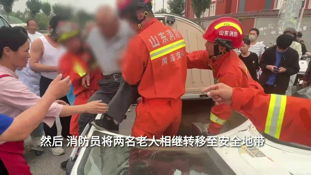 果然视频|三轮车因事故发生侧翻，消防员紧急出动救援