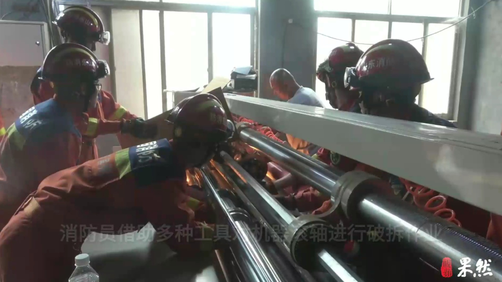 果然视频|男子手卡机器滚轴中，众人合力拆机施救