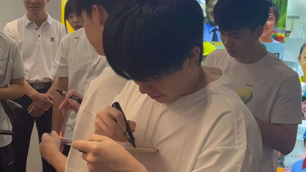 果然视频|签名签到手软！为粉丝和小朋友签名，王楚钦停不下来