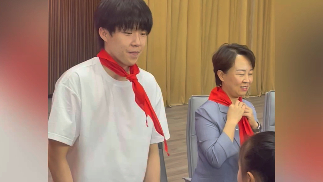 果然视频|可可爱爱！戴红领巾踢球、唱歌，王楚钦享受小学生时光
