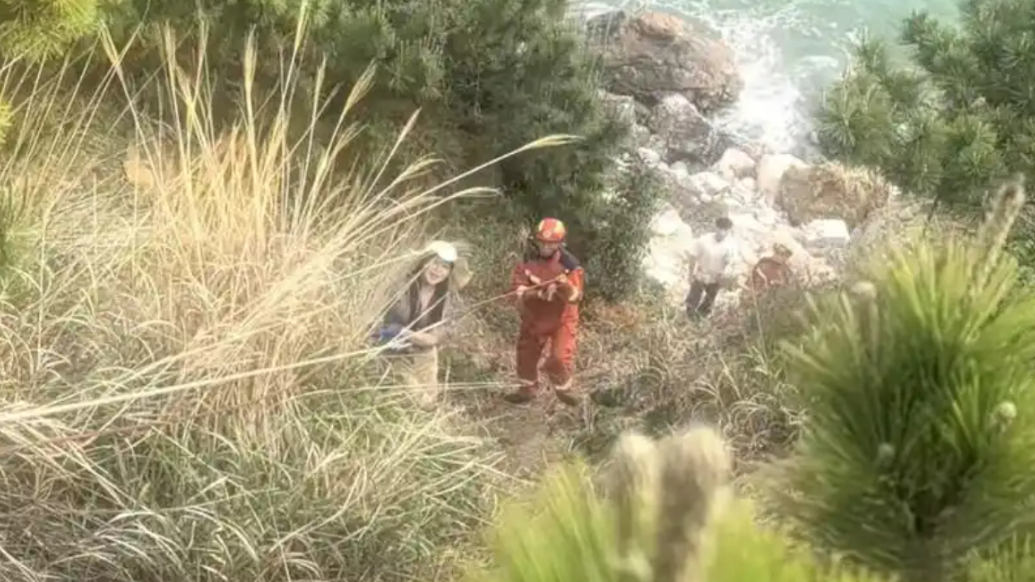 琴视频丨玩得太入迷不知已涨潮，2名游客被困石老人网红洞