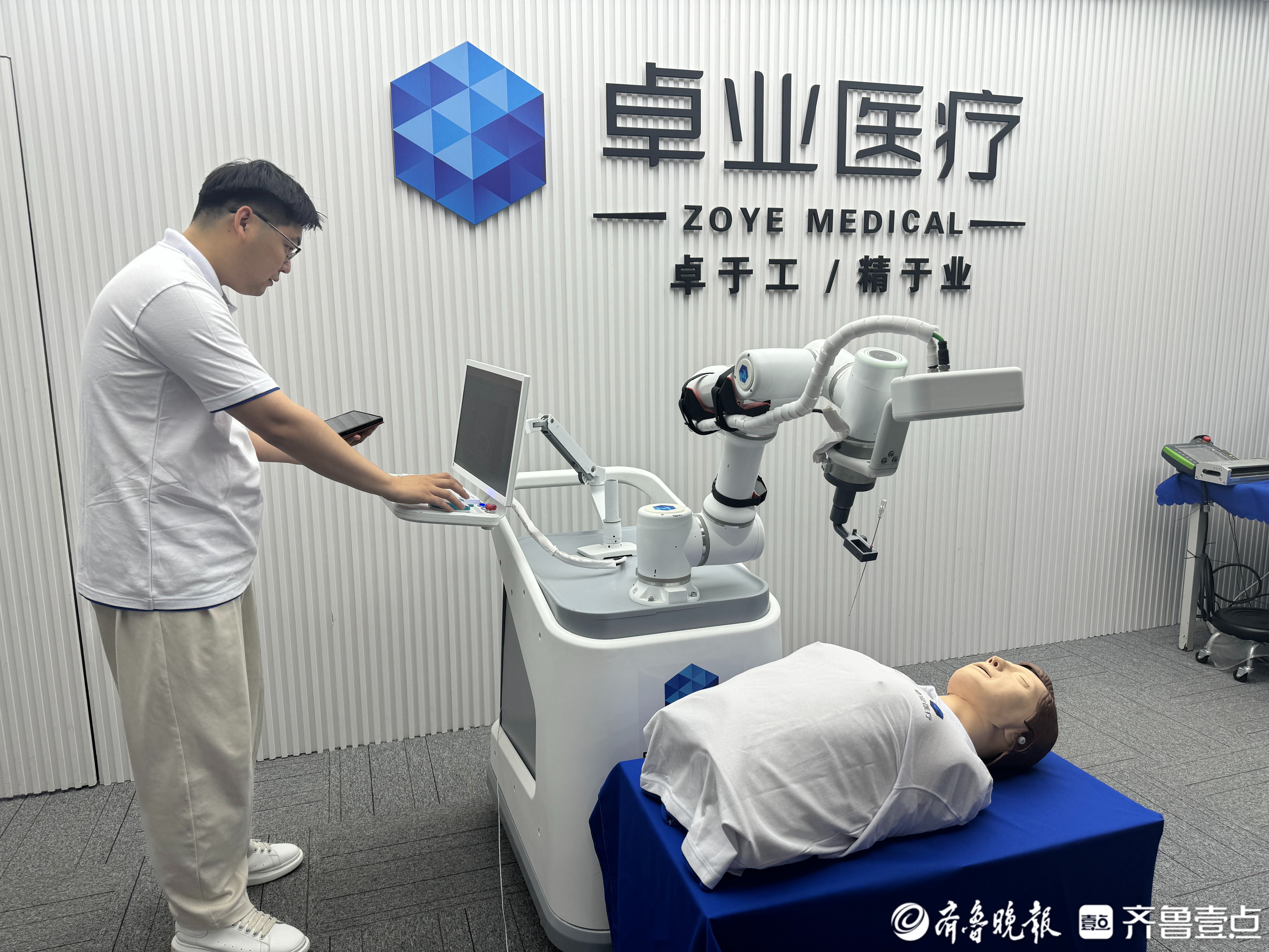 微纪录·青岛故事丨揭秘“AI+3D”手术机器人