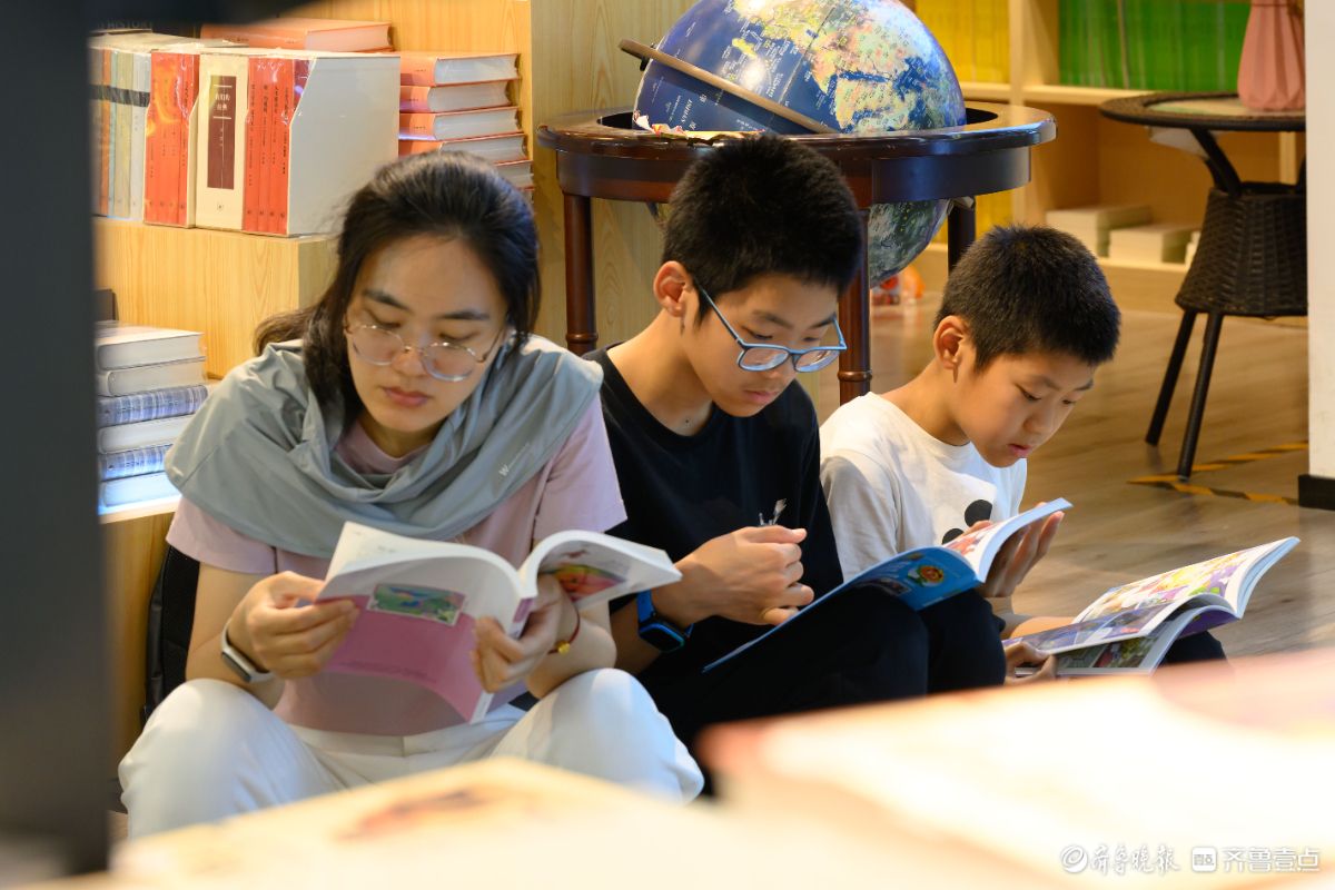 书店里过“六一”的孩子们