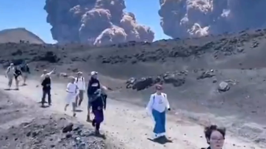 果然视频·看天下|意大利埃特纳火山突然喷发，游客狂奔撤离