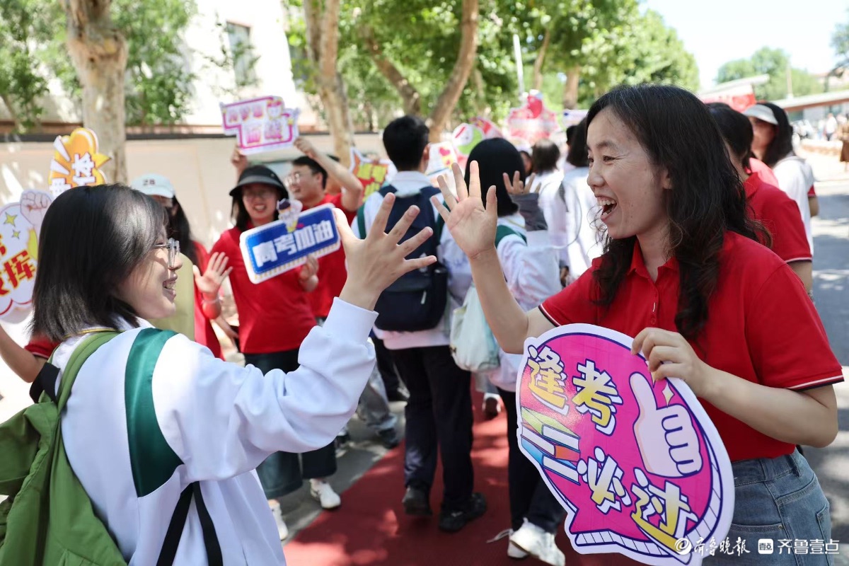 济钢中学高三学子离校，老师列队送祝福