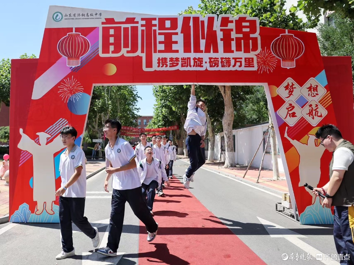济钢中学高三学子离校，老师列队送祝福