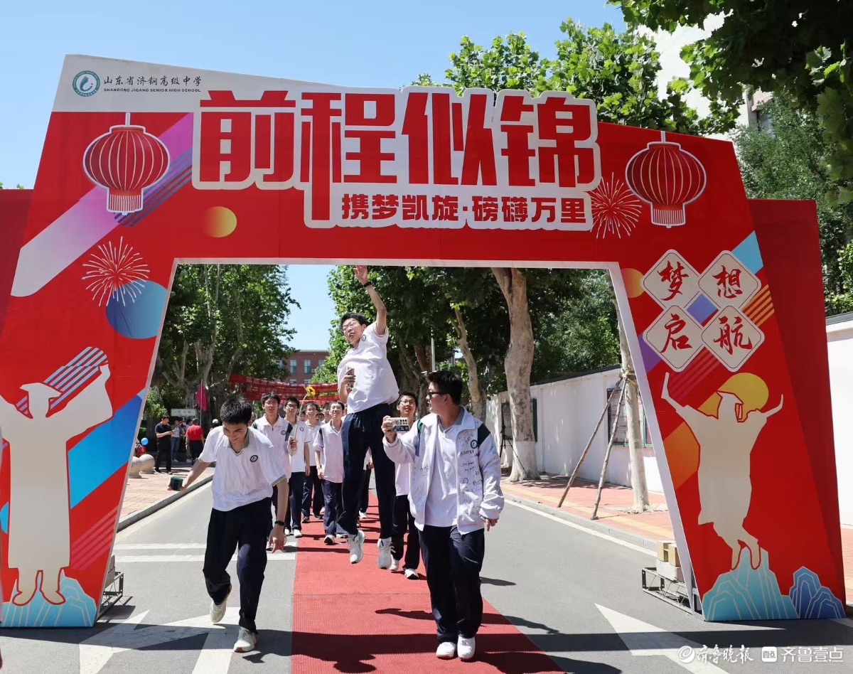 济钢中学高三学子离校，老师列队送祝福