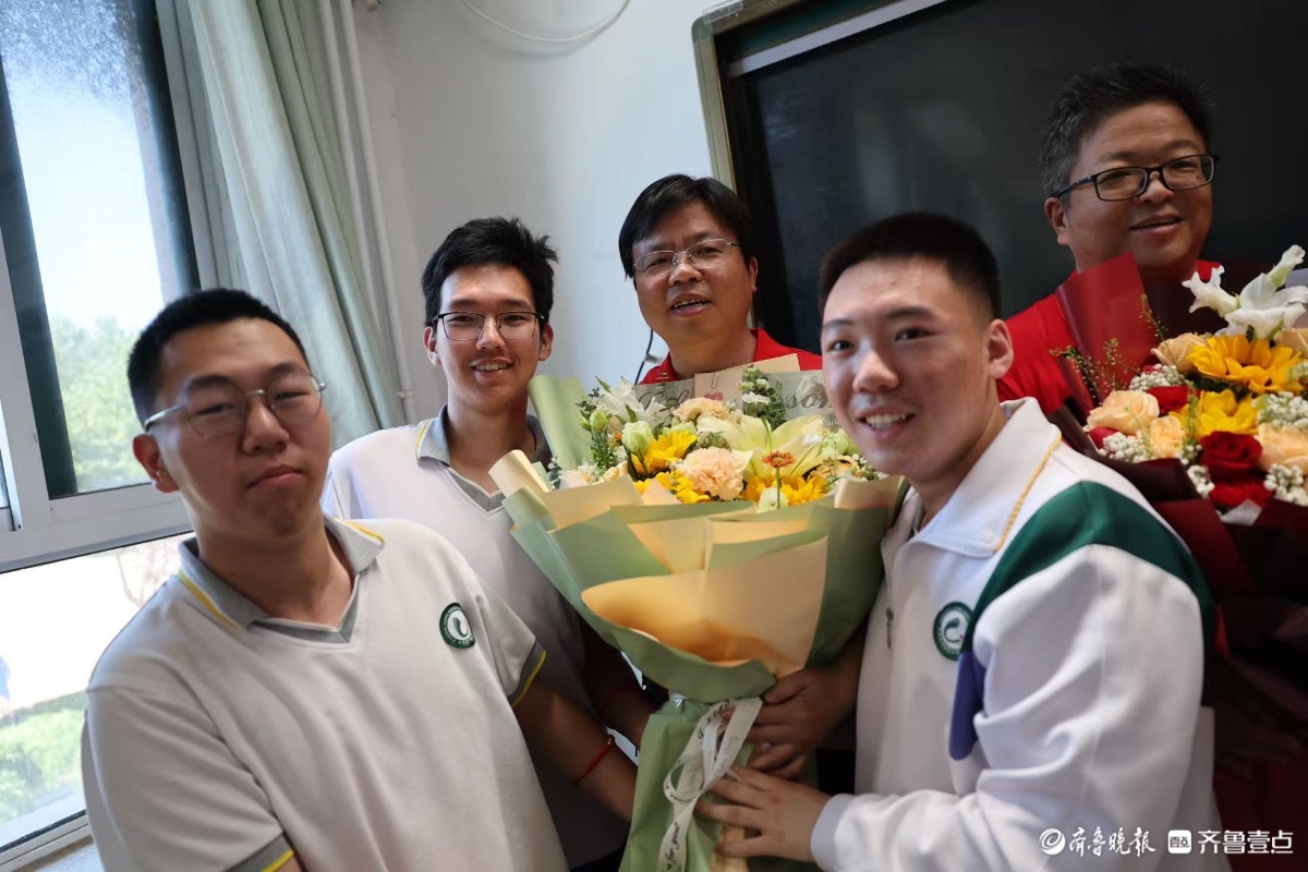 鲜花谢师恩，感恩三年培养