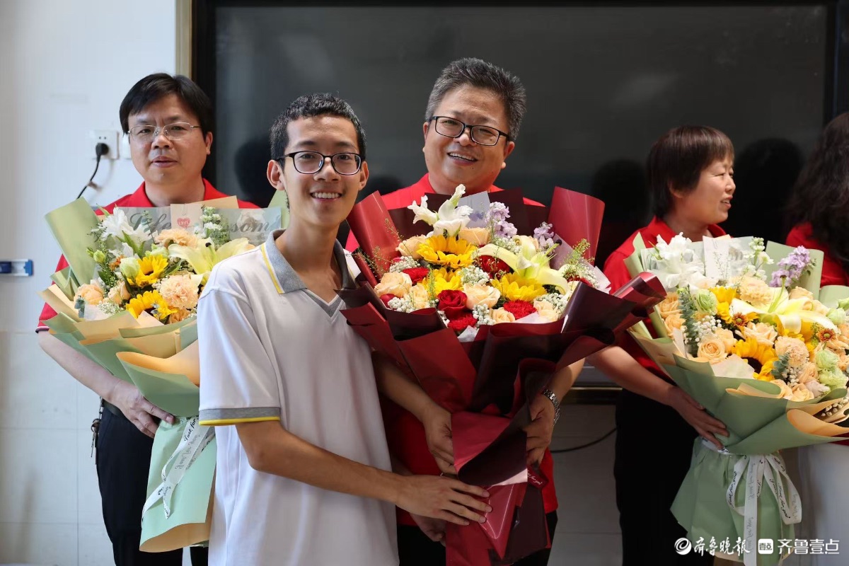 鲜花谢师恩，感恩三年培养