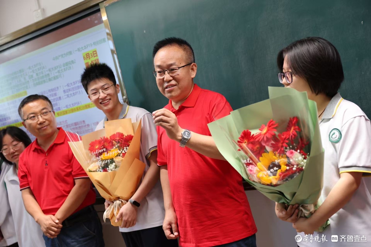 鲜花谢师恩，感恩三年培养