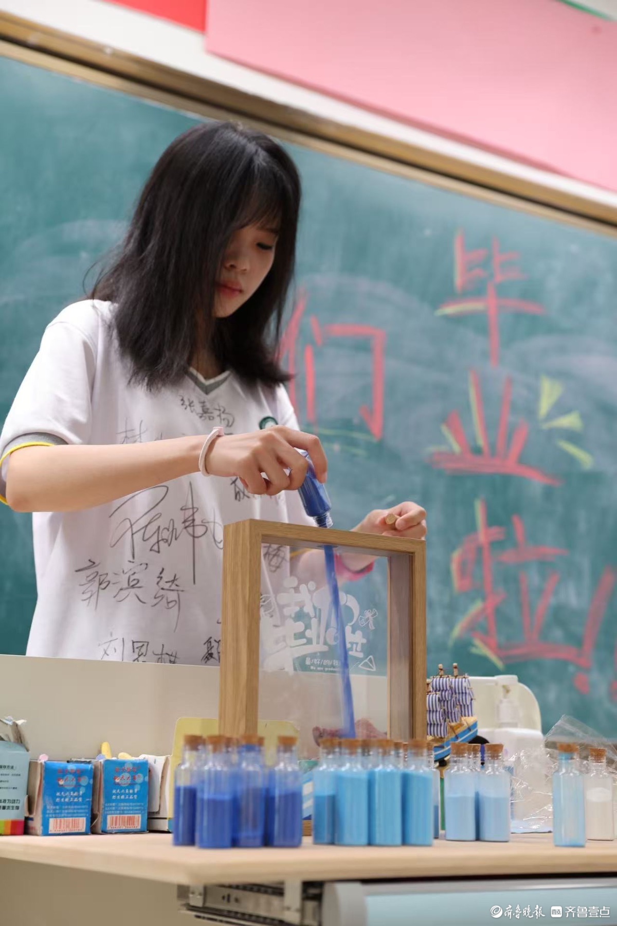 高三学子离校，班主任送创意沙画定格美好回忆