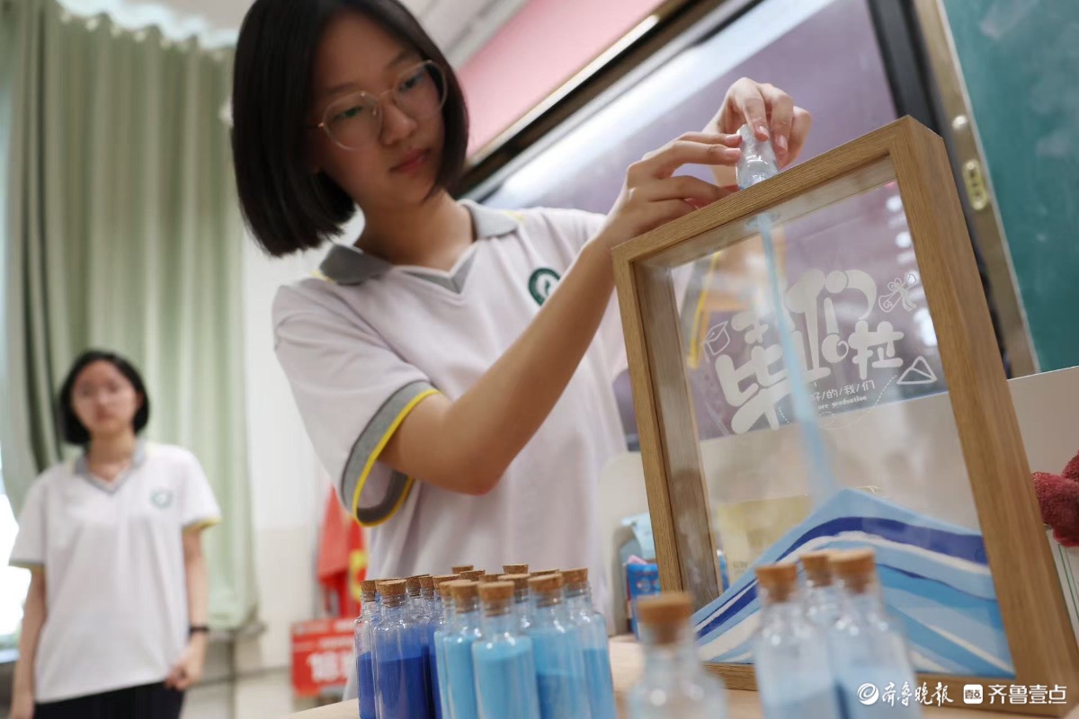 高三学子离校，班主任送创意沙画定格美好回忆
