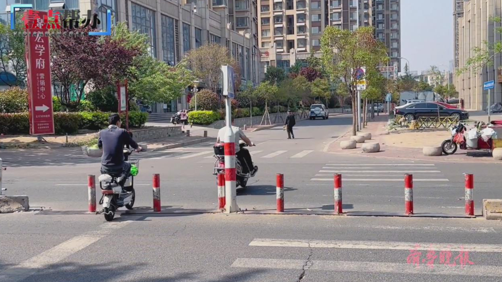壹点帮办|日照一人行道警示柱底座松动，市民通行不便盼维修
