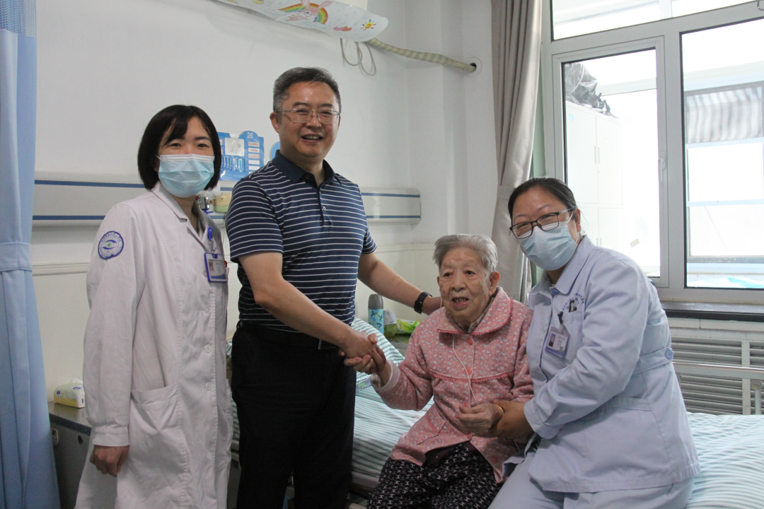 济南市眼科医院开展离休干部“情暖桑榆”大走访行动