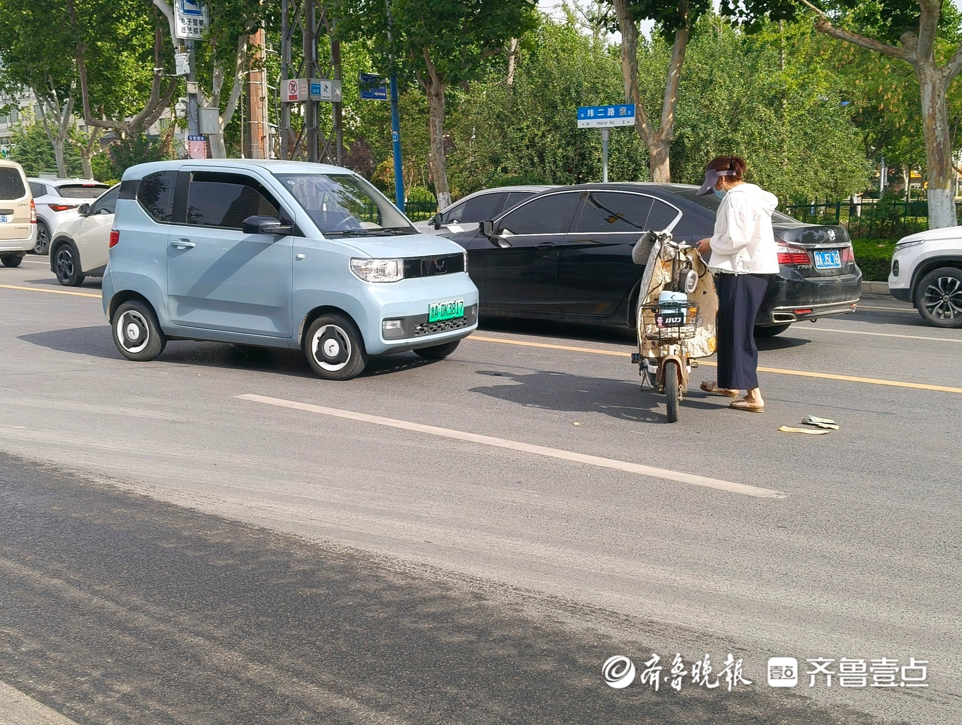 情报站|济南开元大街一私家车与电动车相撞，早高峰注意交通安全