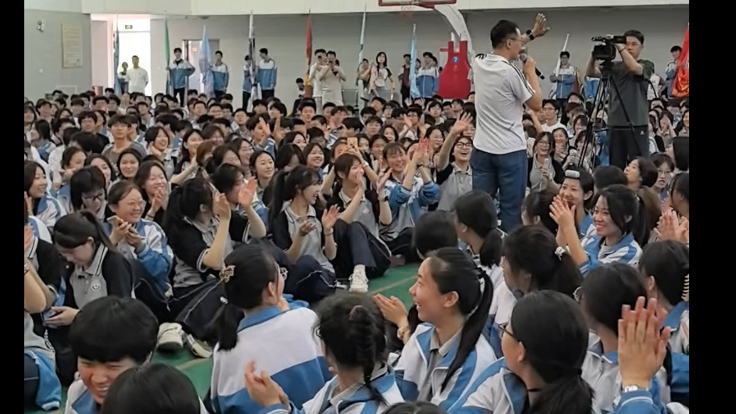 果然视频｜暖心！德州二中老师歌声送别毕业生
