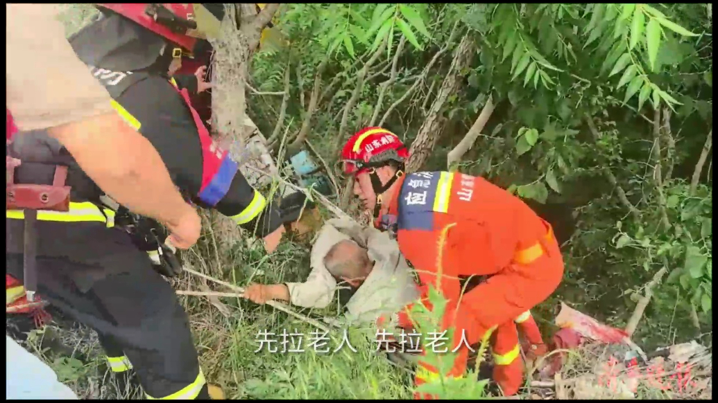 果然视频|老人被困十米深的山沟中，众人合力悬绳施救