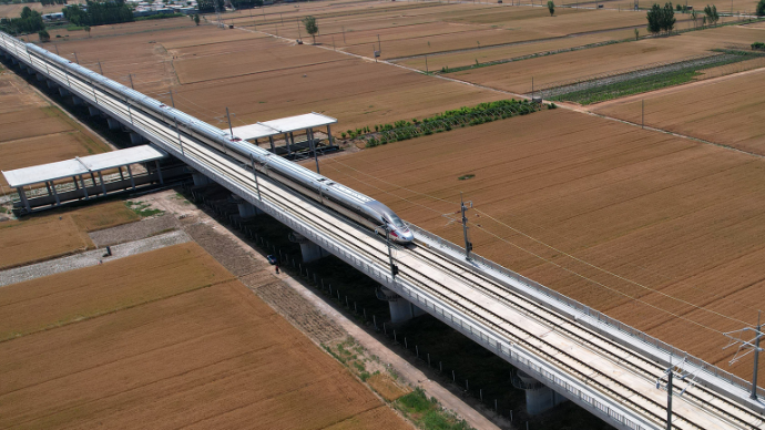 高速列车穿过华北平原麦海粮仓 摄于山东省聊城市茌平区域