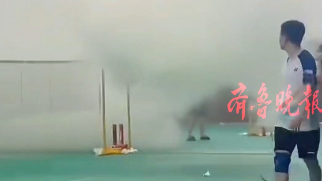 果然视频|男子嫌羽毛球馆太吵喷洒干粉灭火器？工作人员：确有此事，正在清理场地