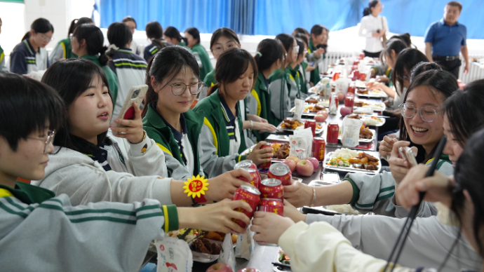 共吃团圆饭，共话师生情：泰安英雄山中学1200余名师生共吃团圆饭