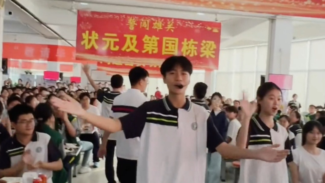 果然视频｜泰安英雄山中学团圆饭师生合唱《凤凰花开的路口》，以歌作别，藏满眷恋与期许