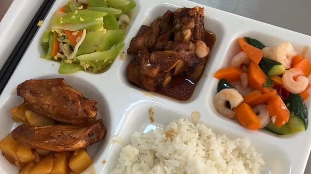 果然视频｜考前师生共吃团圆饭，每个菜都代表各自寓意，土豆烧鸡翅：展翅高飞
