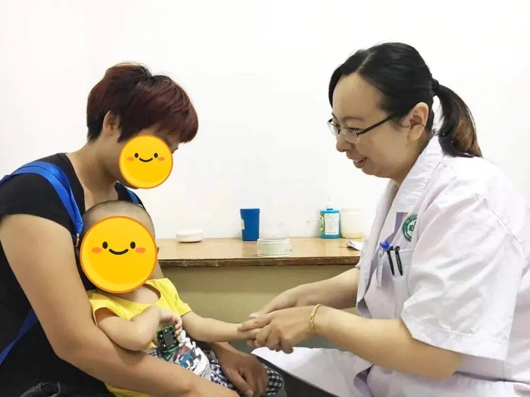 小儿推拿作用大！8个月女婴摆脱便秘困扰