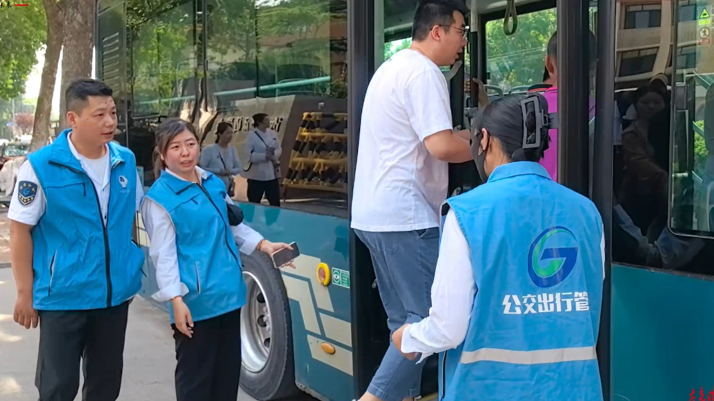 果然视频|温暖同行，济南公交志愿者陪伴特教学生开启实践课堂