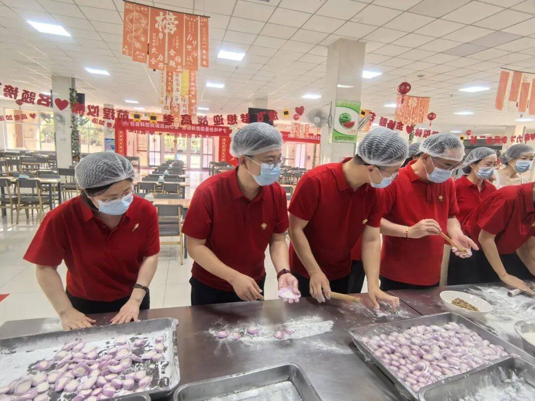 烟台二中包“登科饺”，为高考生加油鼓劲