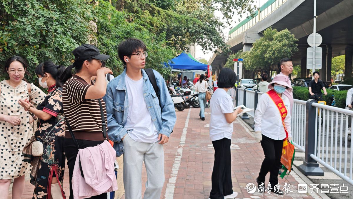 直击济南高考现场丨济南一中考点外，家长暖心送考为孩子加油助威