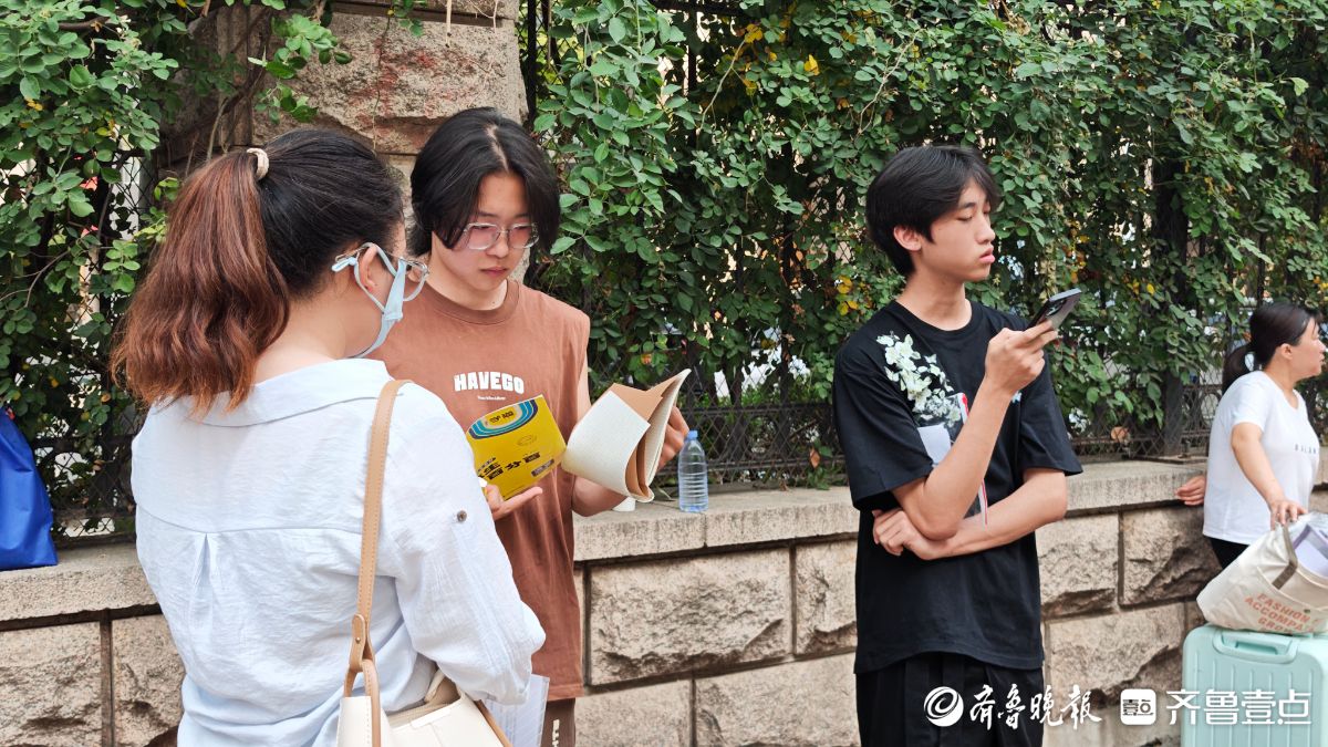 直击济南高考现场丨济南一中考点外，家长暖心送考为孩子加油助威