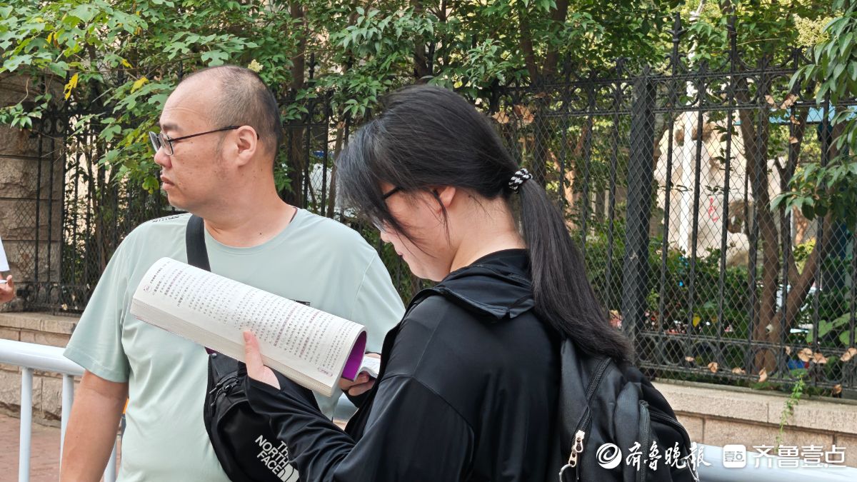 直击济南高考现场丨济南一中考点外，家长暖心送考为孩子加油助威