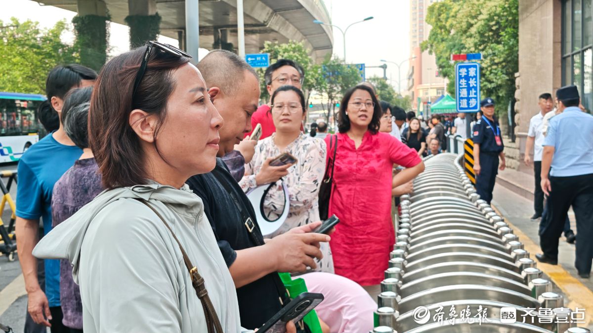 直击济南高考现场丨济南一中考点外，家长暖心送考为孩子加油助威