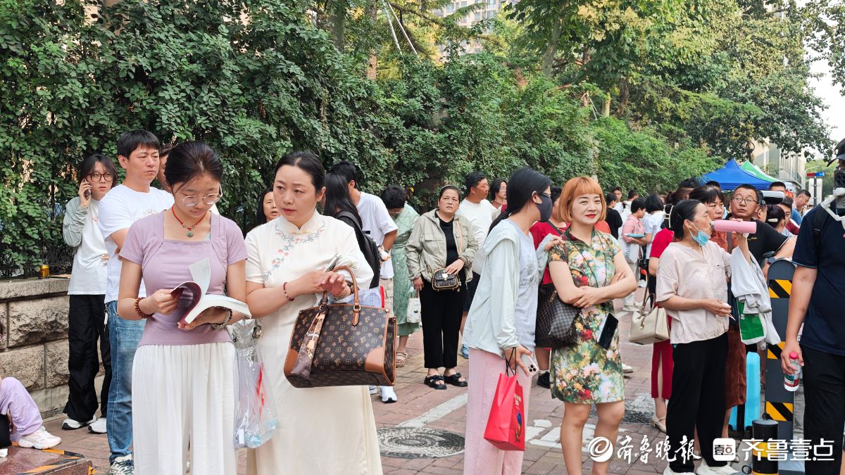 直击济南高考现场丨济南一中考点外，家长暖心送考为孩子加油助威