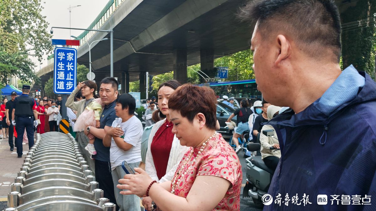 直击济南高考现场丨济南一中考点外，家长暖心送考为孩子加油助威