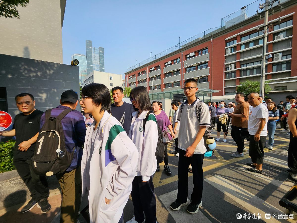 加油！山东师范大学附属中学考点，高考生陆续进场