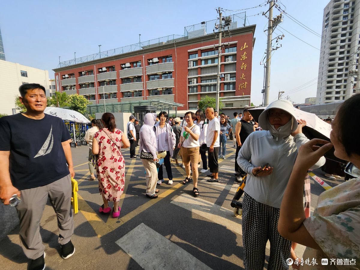 加油！山东师范大学附属中学考点，高考生陆续进场